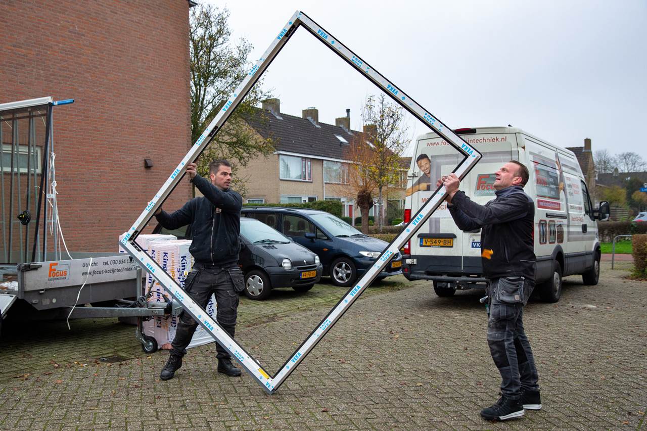 glas in het raam zetten
