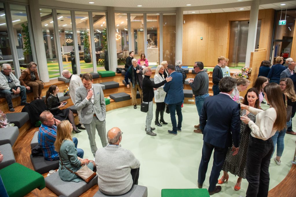 een groep mensen in de zaal van het albrandswaard gemeentehuis