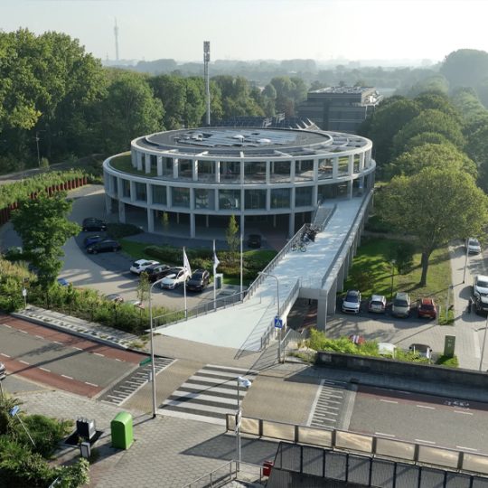 albrandswaard-gemeentehuis een dronefoto van het gemeentehuis van albrandswaard
